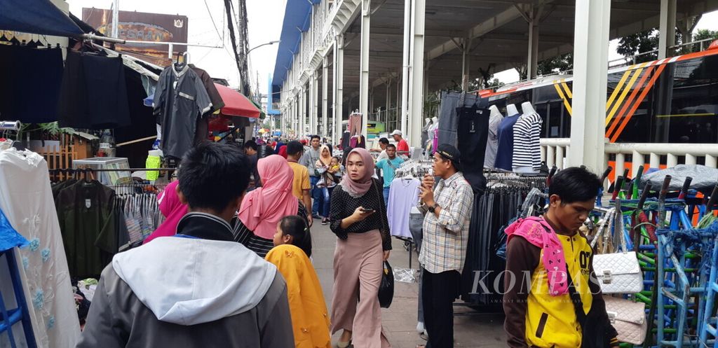 Pedagang kaki lima berjualan di trotoar Jalan Jatibaru Raya, Tanah Abang, Rabu (15/5/2019). Mereka memanfaatkan Ramadhan untuk menambah penghasilan meskipun Pemerintah Provinsi DKI Jakarta melarang berjualan di trotoar.
