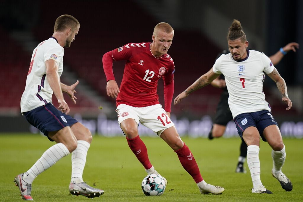 Pemain Danmark, Kasper Dolberg (tengah), berusaha melewati hadangan pemain Inggris, Kalvin Phillips (kanan) dan Eric Dier, dalam lanjutan Liga Nasional Eropa Grup 2 di Stadion Parkern, Kopenhagen, Denmark, Rabu (9/9/2020) dini hari.