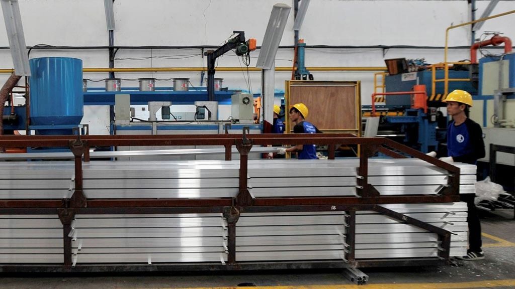 Pekerja beraktivitas di salah satu industri manufaktur di Desa Wadas, Kecamatan Tegal, Cirebon, Jawa Barat, Rabu (25/4/2018). Memasuki era Industri 4.0, pembenahan kapasitas pekerja akan meningkatkan daya saing dan produktivitas industri, terutama pada sektor manufaktur.