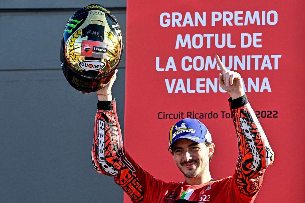 Pebalap tim Ducati, Francesco Bagnaia, merayakan keberhasilannya menjuarai MotoGP seusai seri terakhir dalam MotoGP seri Valencia di Sirkuit Ricardo Tormo, Cheste, dekat Valencia, Spanyol, Minggu (6/11/2022).