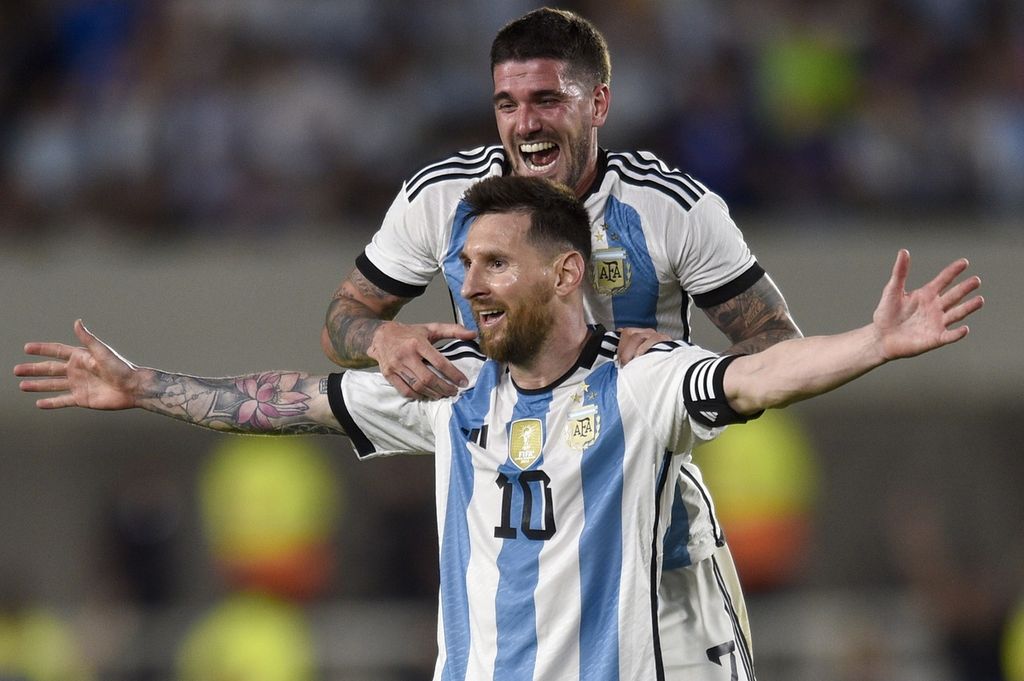 Pemain timnas Argentina Lionel Messi (bawah) dan Rodrigo De Paul merayakan gol yang dicetak Messi ke gawang Panama pada laga persahabatan di Stadion El Monumental, Buenos Aires, Jumat (24/3/2023) WIB. Argentina menang 2-0 pada laga itu. 