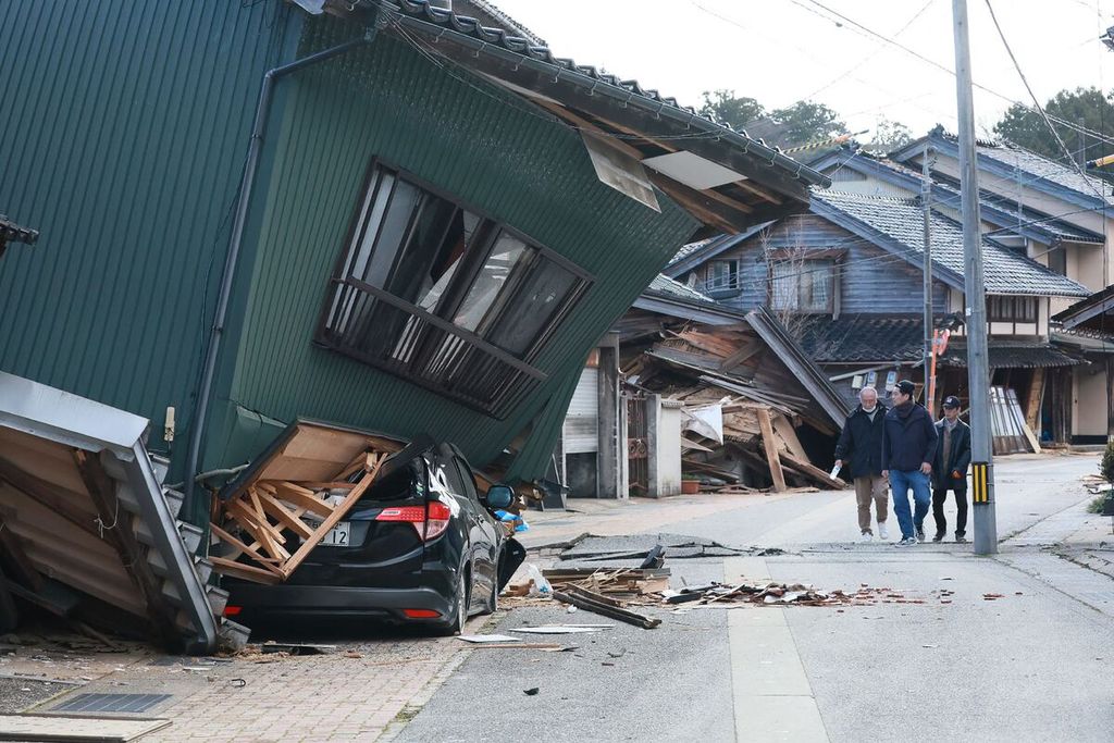 Permukiman yang rusak di Kawasan Noto, Prefektur Ishikawa pada Selasa (2/1/2024). Sebagian Jepang diguncang gempa pada Senin (1/1/12024) sore.