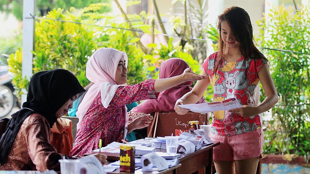 Para pemilih, termasuk kaum muda,   mengikuti pemungutan suara di TPS 1 Kelurahan Semabung Lama, Kecamatan Bukit Intan, Kota Pangkal Pinang, Provinsi Kepulauan Bangka Belitung, Rabu (15/2). 