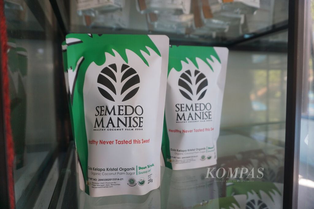 Salah satu produk gula kelapa semut atau kristal di rumah produksi Semedo Manise di Desa Semedo, Kecamatan Pekuncen, Kabupaten Banyumas, Jawa Tengah, Kamis (27/7/2023). 