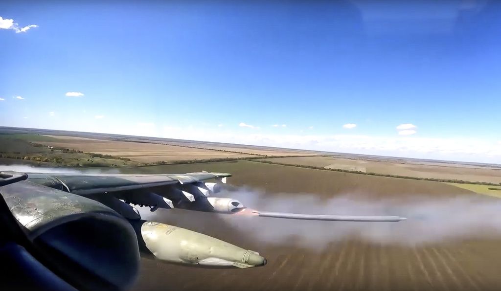 Dalam foto yang diambil dari rekaman video dan dirilis oleh Kementerian Pertahanan Rusia, Senin (10/10/2022) ini, jet tempur Rusia SU-25 menembakkan roket dalam serangan ke Ukraina,