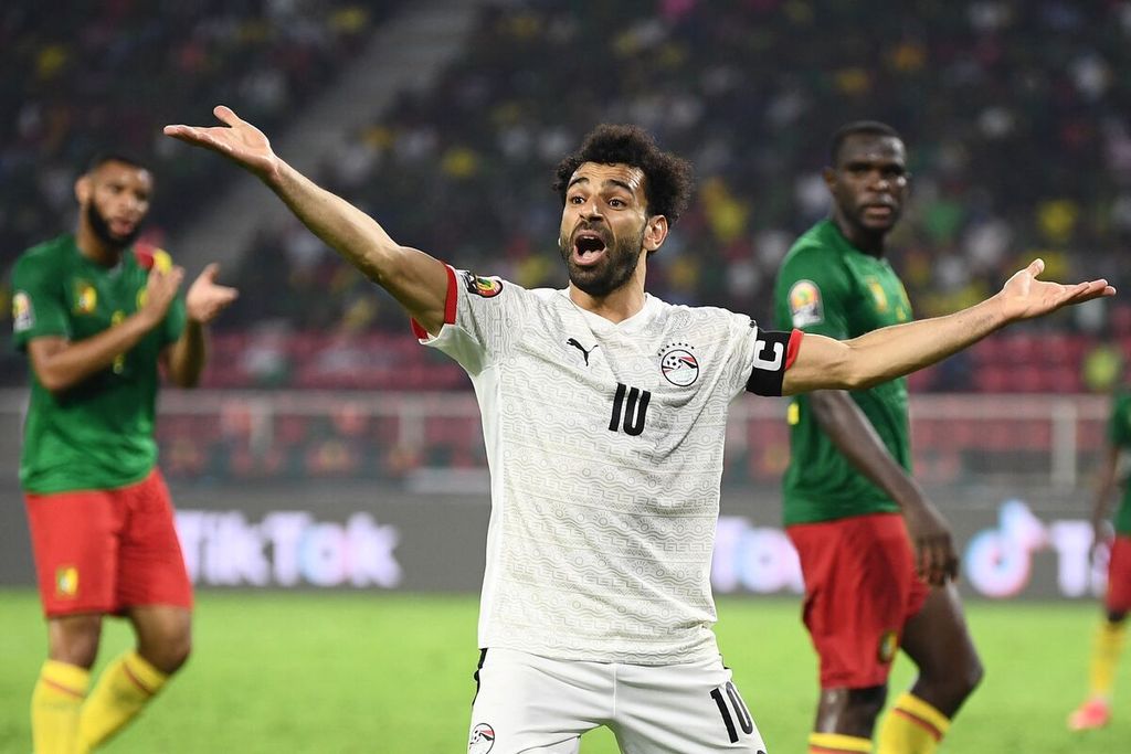 Pemain timnas Mesir, Mohamed Salah, memprotes keputusan wasit yang memberi tendangan sudut bagi Kamerun pada semifinal Piala Afrika 2021 di Stadion d'Olembe, Yaounde, Kamerun, Kamis (3/2/2022).