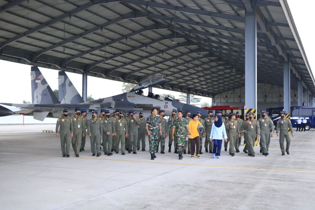 Panglima TNI Jenderal Andika Perkasa meninjau skadron 14  di Lanud Iswahjudi yang kini diisi pesawat sukhoi setelah F5 pensiun dan hingga kini masih menunggu penggantinya. 
