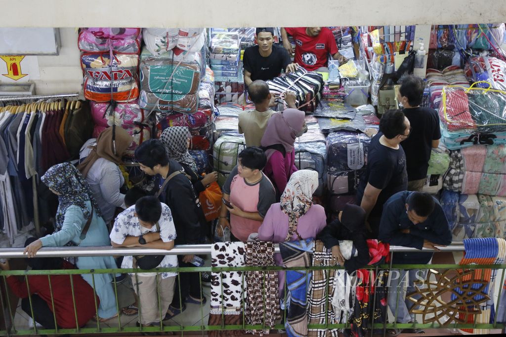 Pengunjung memenuhi setiap lorong di Blok A Pasar Tanah Abang, Jakarta, untuk berbelanja pakaian Lebaran (18/4/2023). Momen Lebaran kali ini benar-benar dimanfaatkan oleh para pedagang untuk menangguk keuntungan setelah pada dua kali Lebaran sebelumnya mereka buntung karena Covid-19.