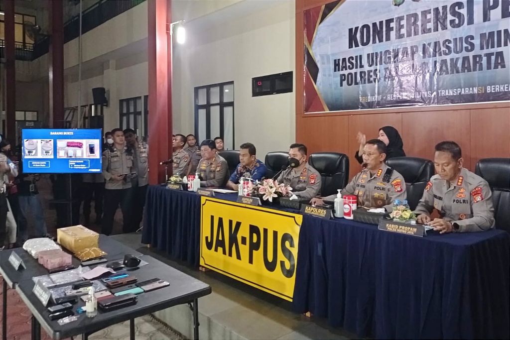 Polisi menghadirkan barang bukti dari hasil pengungkapan kasus narkotika di Markas Kepolisian Resor Metro Jakarta Pusat, Jumat (14/10/2022) malam, yang menyeret Irjen Teddy Minahasa. Beberapa anggota aktif polisi menjadi tersangka peredaran gelap narkotika jenis sabu.