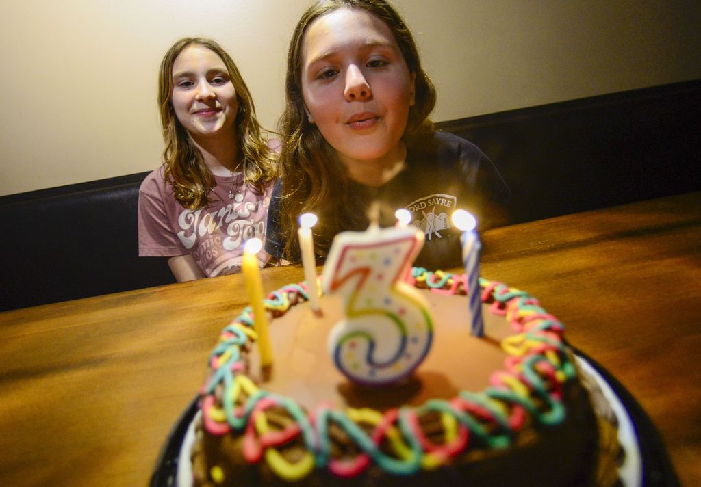 Ava Joyal, anak di Brattleboro, Negara Bagian Vermont, AS, meniup lilin saat merayakan ulang tahun "ketiga"-nya di A1 Pizza and Grill di Hinsdale, New Hampshire, AS, Rabu (28/2/2024). Joyal lahir pada 29 Februari 2012 dan hanya bisa merayakan ulang tahunnya empat tahun sekali. 