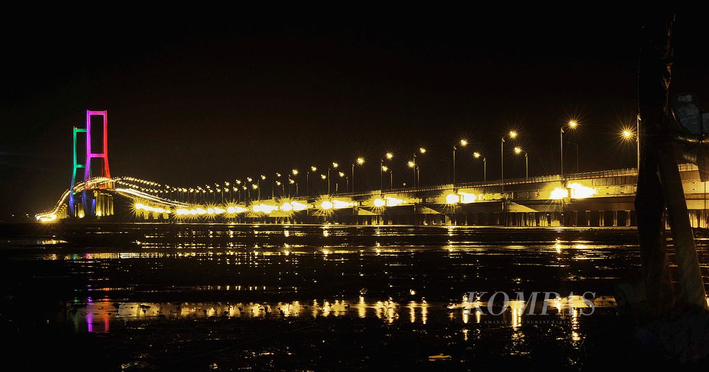 Jembatan Suramadu saat malam hari, Sabtu (24/8/2013).