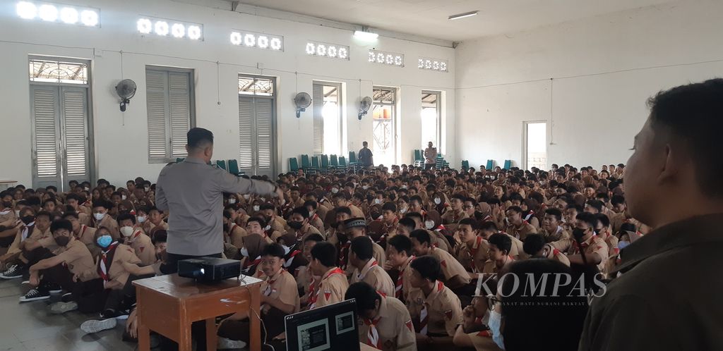  Ratusan murid kelas X SMKN 1 Jakarta Pusat mengikuti kegiatan penyuluhan oleh kepolisian di aula sekolah, Rabu (24/8/2022). Penyuluhan diberikan setelah adanya kasus penganiayaan murid oleh guru karena kasus pemalakan antarsiswa di sekolah.