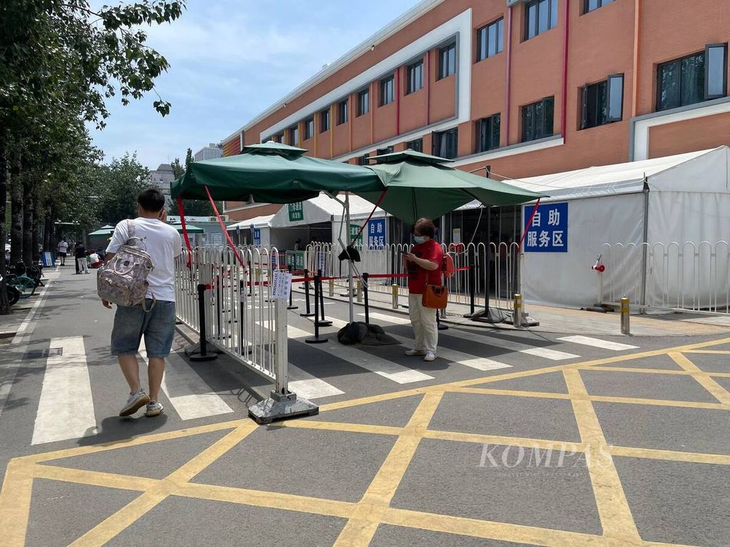 Untuk mendeteksi Covid-19, setiap orang di kota Beijing wajib menjalani tes usap antigen setiap tiga hari sekali. Tanpa hasil tes negatif, warga tidak bisa mengakses tempat publik. Foto diambil pada Minggu (26/6/2022).