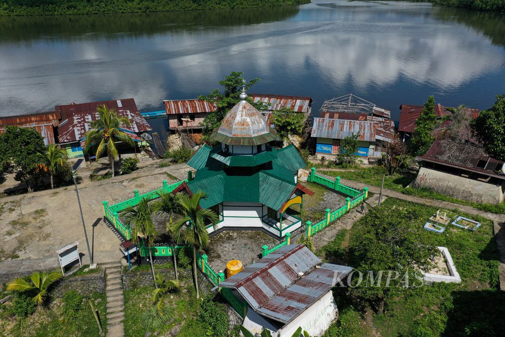 Al Yassin Mosque in Patimburak Village, Kokas District, Fakfak Regency, West Papua, Saturday (19/6/2021). This mosque was built by King Pertuanan Wertuar in 1870. Its architecture combines the shape of a mosque and a church.