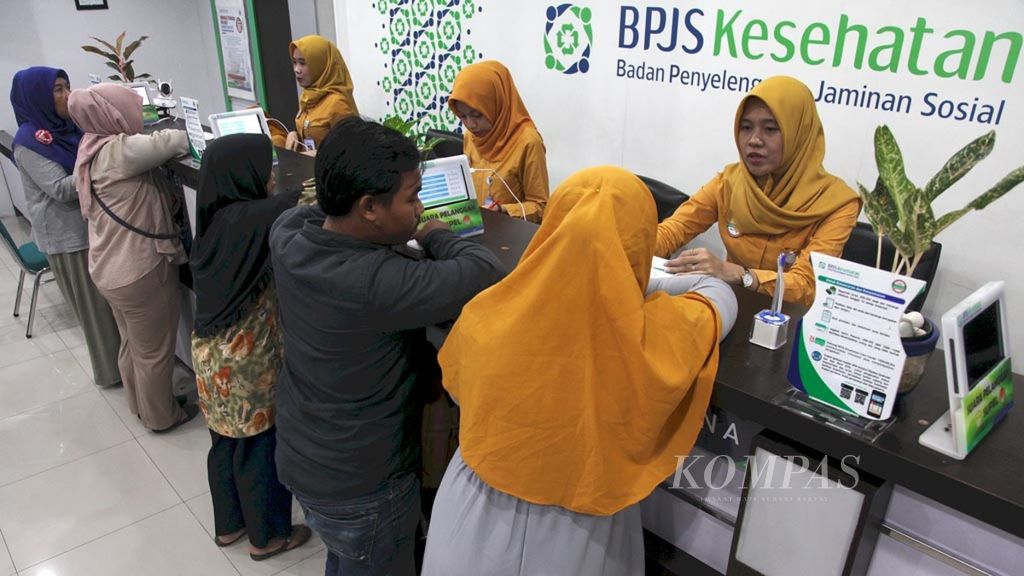 Petugas melayani warga yang mengurus keanggotaan Jaminan Kesehatan Nasional (JKN) di Kantor Cabang BPJS Kesehatan Tangerang, Banten, pertengahan November 2018.