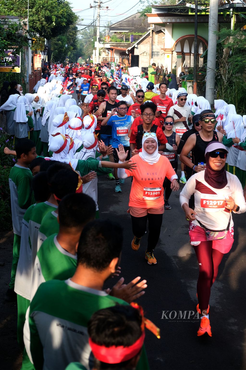 Para pelari Tilik Candi Borobudur Marathon 20222 Powered by Bank Jateng melaju meninggalkan garis start dengan latar Candi Borobudur di Taman Lumbini, Kompleks Candi Borobudur, Magelang, Jawa Tengah (12/11/2022). 