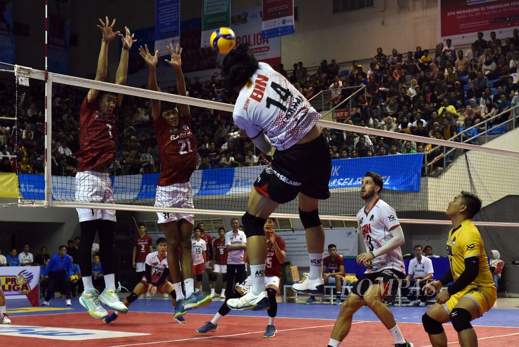 The atmosphere of the match between Jakarta STIN BIN (white) and Jakarta Garuda Jaya (red) in the 2024 Proliga series in Palembang, South Sumatra, at the Palembang Sport and Convention Center on Saturday (11/5/2024). STIN BIN was able to crush Garuda Jaya, which was occupied by U-20 Indonesian national team players, with a score of 3-0 (25-16, 25-20, 25-14). STIN BIN also sits firmly at the top of the standings.