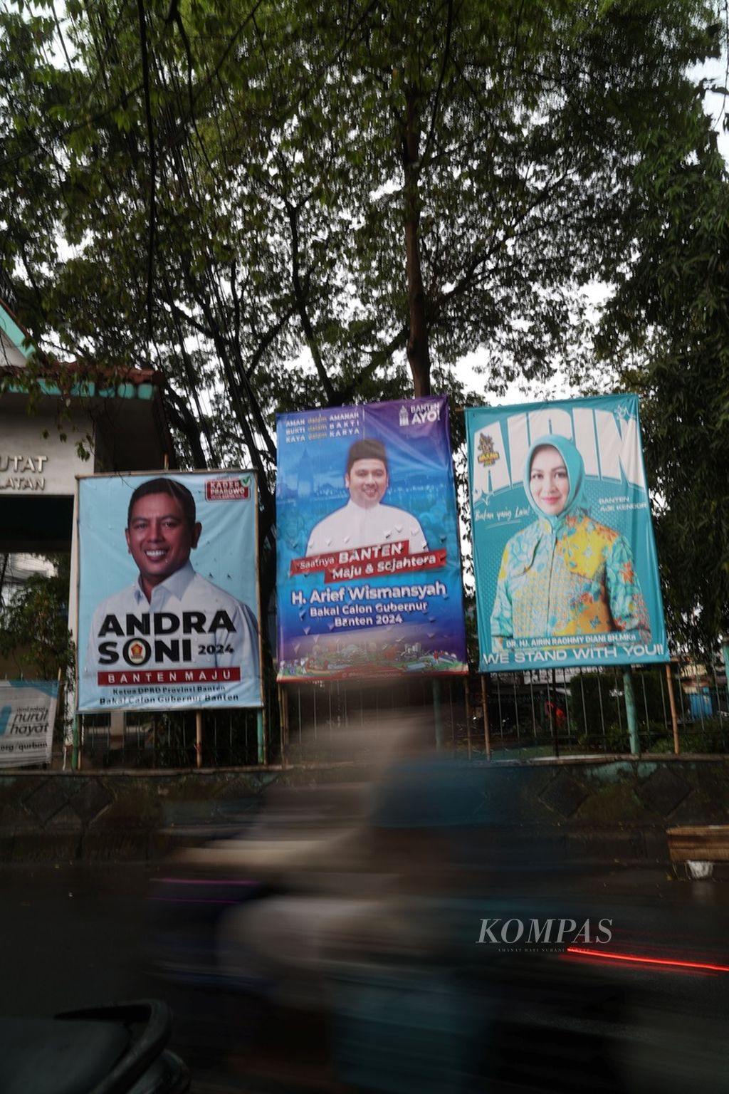 Baliho bergambar bakal calon gubernur Banten bertebaran di berbagai sudut wilayah, salah satunya seperti di kawasan Ciputat, Tangerang Selatan, Banten, Rabu (12/6/2024). 