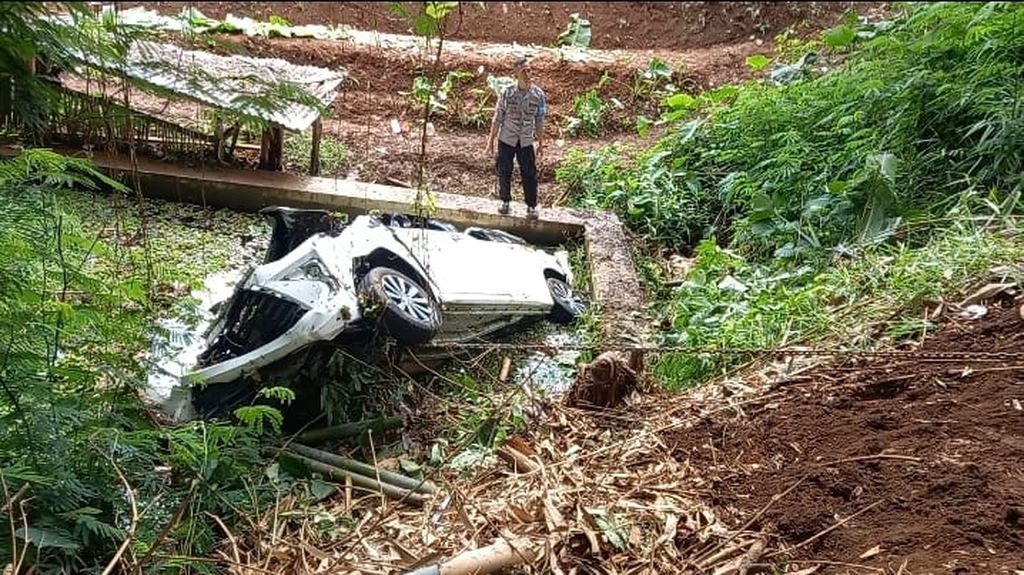 Polisi mengecek mobil yang jatuh ke jurang di Rancakalong, Kabupaten Sumedang, Jawa Barat, Rabu (29/11/2023). Kecelakaan tunggal itu mengakibatkan tiga orang meninggal.