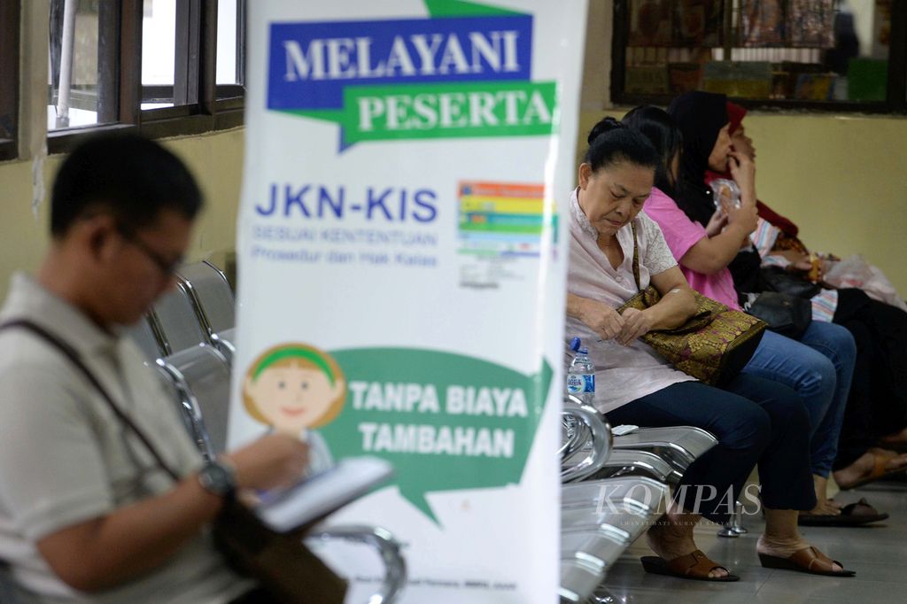 Warga menunggu giliran untuk menjalani proses pemberkasan di loket Badan Penyelenggara Jaminan Sosial (BPJS) Kesehatan di RSUD Pasar Rebo, Jakarta, Sabtu (28/10/2017). 