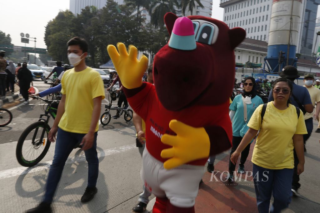 Bacuya, maskot Piala Dunia U-20 2023, menyapa warga di sepanjang Jalan MH Thamrin, Jakarta, saat peluncuran, Minggu (18/9/2022). Bacuya akhirnya menjadi maskot Piala Dunia U-17 setelah Piala Dunia U-20 tidak jadi dilaksanakan di Indonesia.