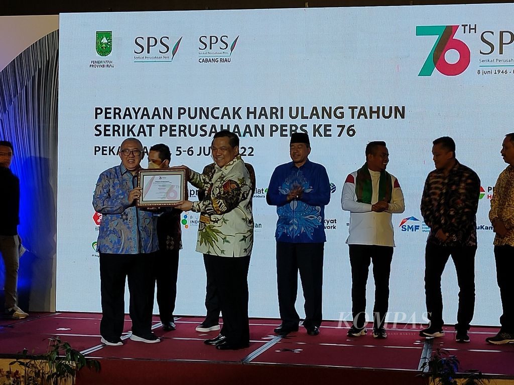Sekretaris Daerah Riau SF Hariyanto (kanan depan) menerima Piagam Penghargaan dari Ketua Harian SPS Januar P Ruswita (kiri depan) di Pekanbaru, Rabu (7/6/2022) malam. SF Hariyanto mewakili Gubernur Riau sebagai salah satu dari tiga gubernur yang menerima penghargaan SPS Tokoh Terpopuler Kategori Gubernur.