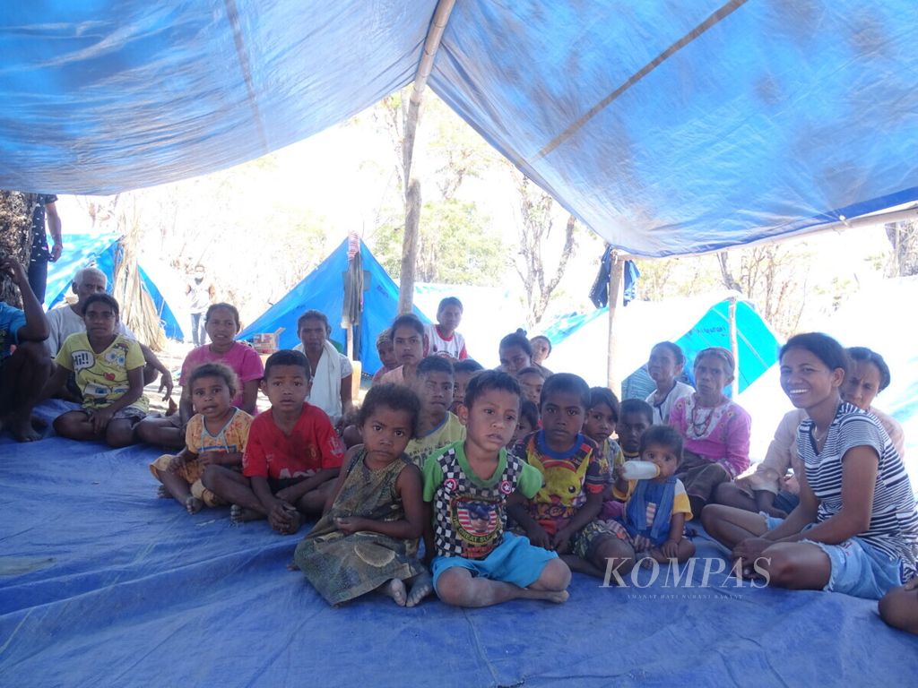 Pengungsi Pubabu, Timor Tengah Selatan, Nusa Tenggara Timur, berada di dalam tenda bantuan LSM, Selasa (25/8/2020).