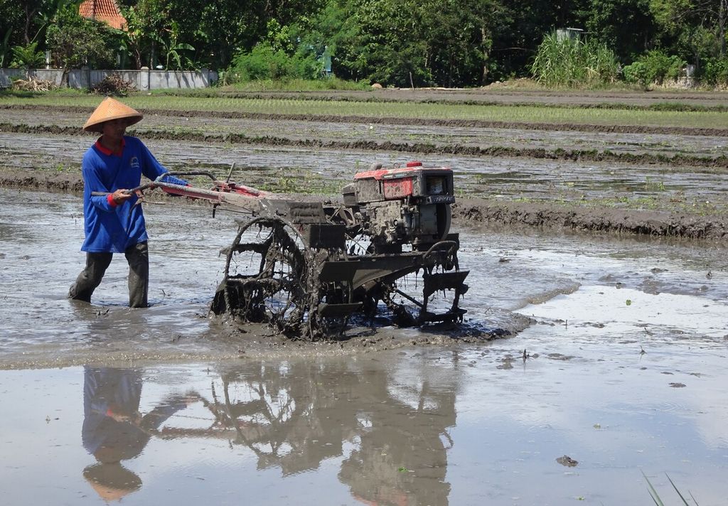 Petani membajak sawah di Desa Tegalgondo, Kecamatan Wonosari, Klaten, Jawa Tengah, Senin (10/2/2020).