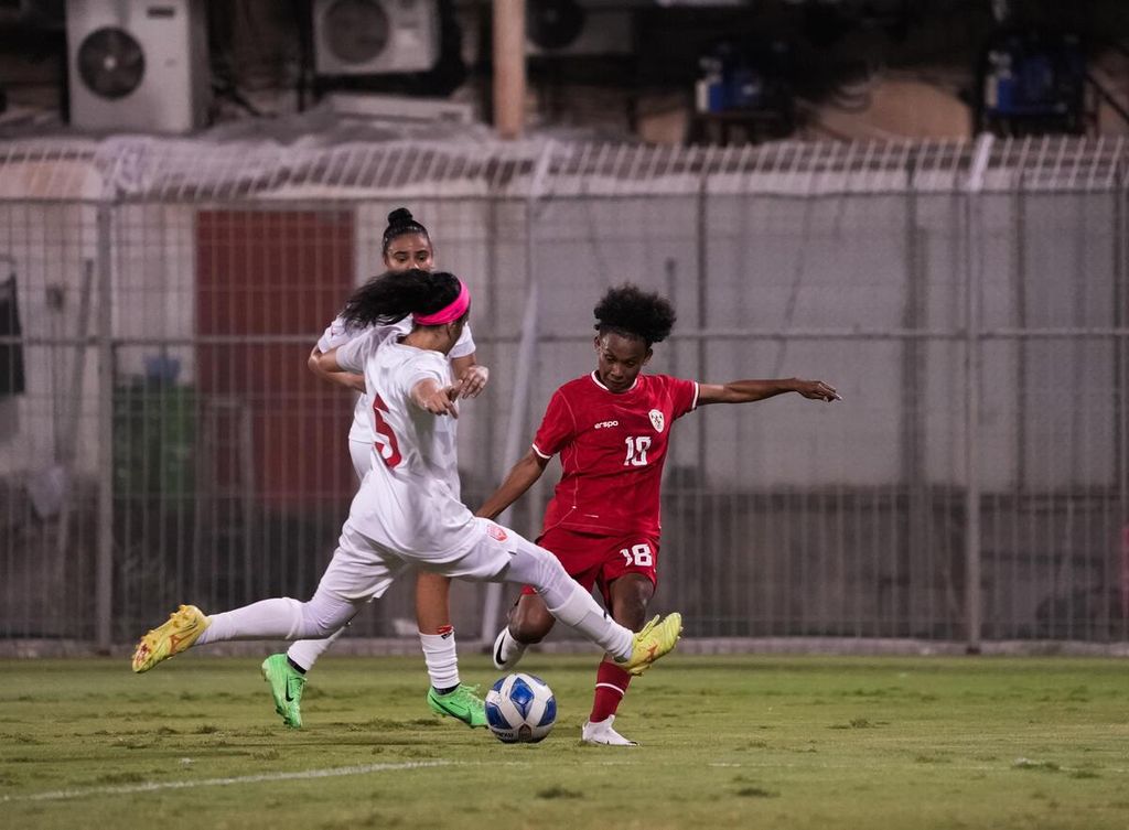 Penyerang Indonesia, Marsela Yuliana Awi, berusaha menendang bola bola dalam laga uji coba lawan Bahrain di Stadion Ahli Club, Manama, Bahrain, Selasa (11/6/2024).