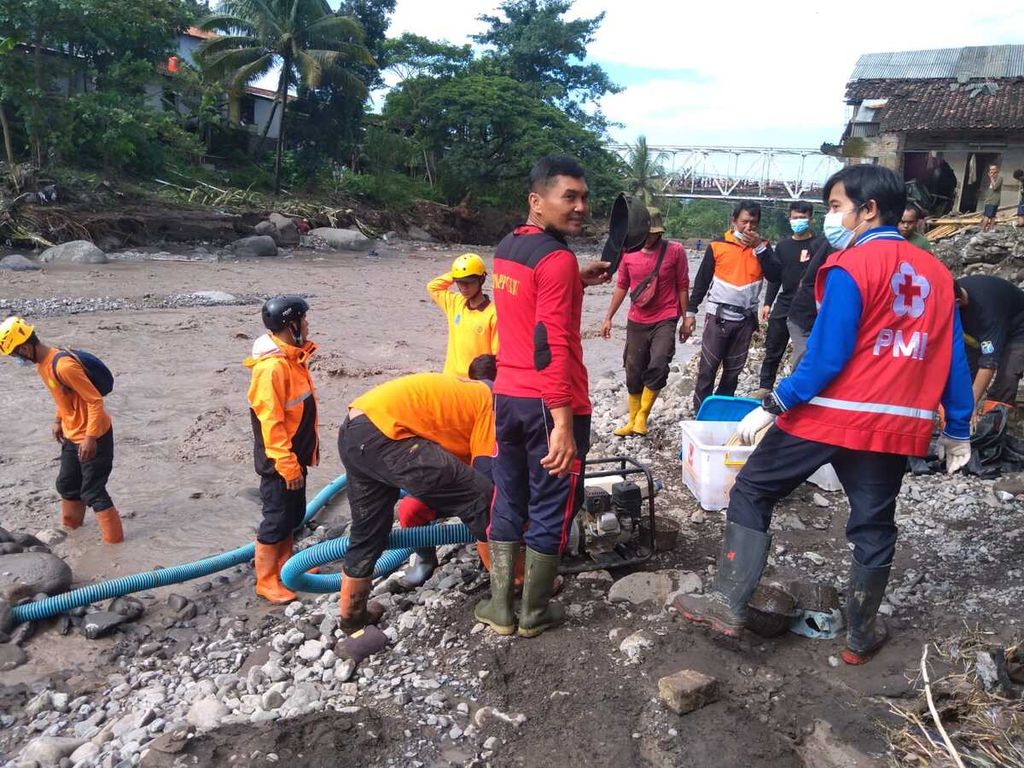 Sukarelawan beraktivitas di sekitar lokasi banjir bandang di Bumiayu, Brebes, Jawa Tengah, Minggu (27/2/2022). Banjir bandang di daerah itu menyebabkan puluhan rumah rusak dan ratusan orang mengungsi.