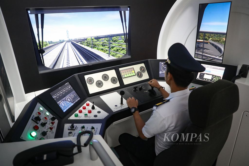 Penyelia Train Attendent Train Simulator LRT Jabodebek Ricky Setiawan memperagakan penggunaan train simulator di Depo LRT Jatimulya, Kabupaten Bekasi, Jumat (11/8/2023). Menjelang peresmian LRT Jabodebek pada Agustus ini, sistem pengoperasian pada kereta ringan itu masih terus diuji. 