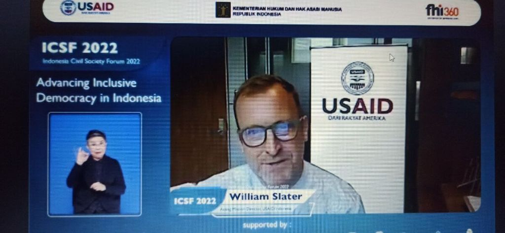 Pelaksana Tugas USAID Indonesia William Slater memberikan sambutan dalam acara Indonesian Civil Society Forum 2022 (ICSF 2022) bertema "Memajukan Demokrasi yang Inklusif di Indonesia," Rabu (30/3/2022).
