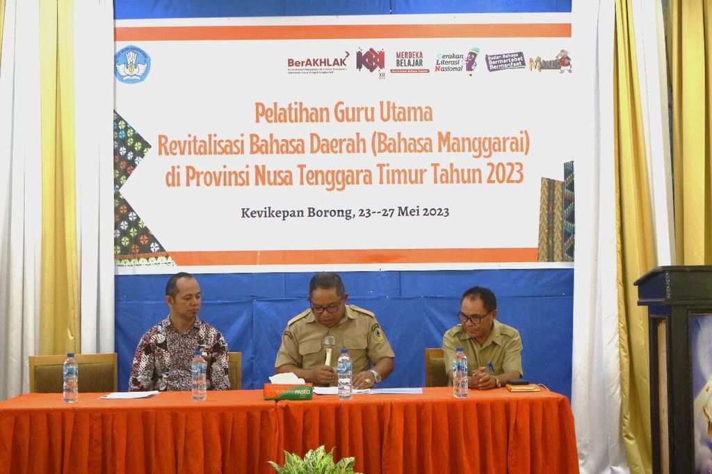 Kantor Bahasa NTT menggelar kegiatan revitalisasi bahasa daerah dengan memberi pelatihan kepada para guru di Borong, Kabupaten Manggarai Timur, NTT, Selasa (23/5/2023). 