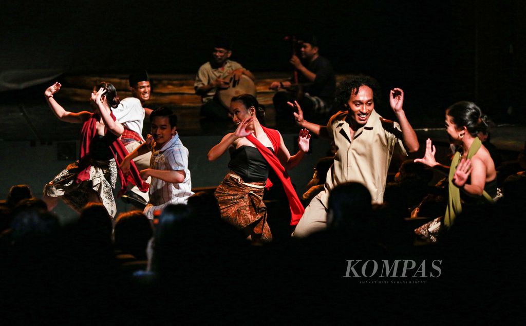 Pertunjukan teater berjudul <i>Setelah Lewat Djam Malam</i> di Graha Bhakti Budaya, Taman Ismail Marzuki, Jakarta Pusat, Kamis (1/12/2022) malam. <i>Lewat Djam Malam </i>adalah film klasik yang diproduksi tahun 1954 yang ditulis oleh Asrul Sani dan disutradarai oleh Usmar Ismail.