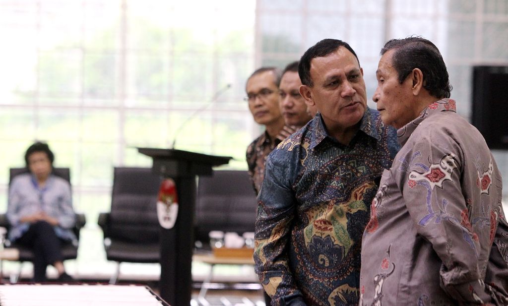 Pimpinan Komisi Pemberantasan Korupsi Firli Bahuri dan Ketua Dewas KPK Tumpak Panggabean berbincang sebelum acara kontrak kerja pejabat struktural eselon I dan II di Gedung KPK, Jakarta, Kamis (5/3/2020). 
