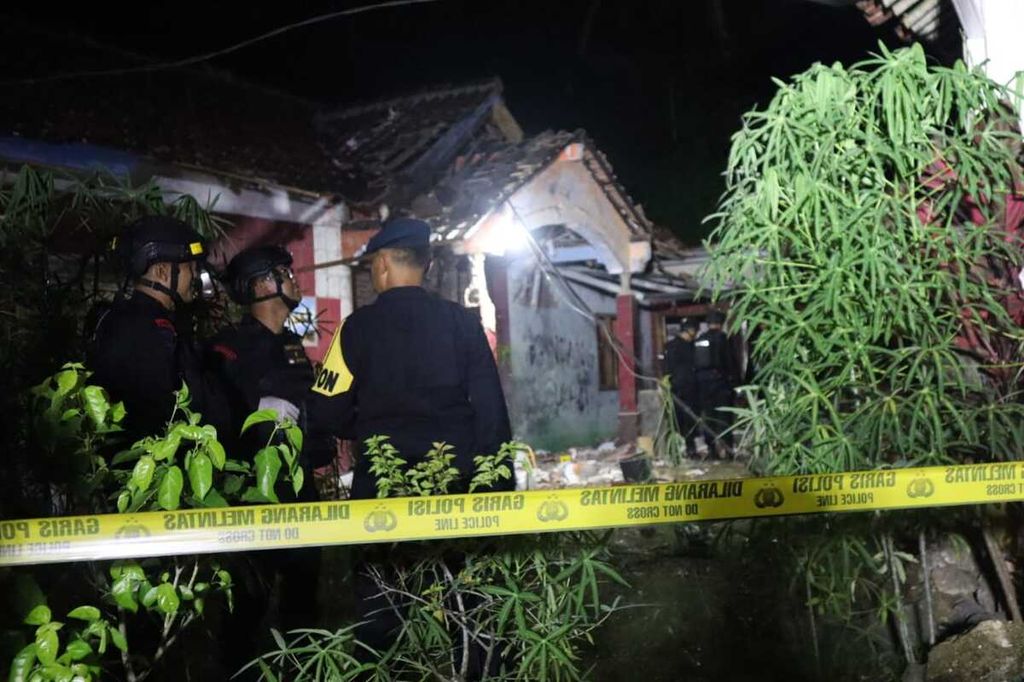 Jajaran Kepolisian Resor Kebumen mengecek dan melakukan olah tempat kejadian perkara ledakan mercon di Bulurejo, Kecamatan Ayah, Kebumen, Jawa Tengah, Senin (10/4/2023) malam.