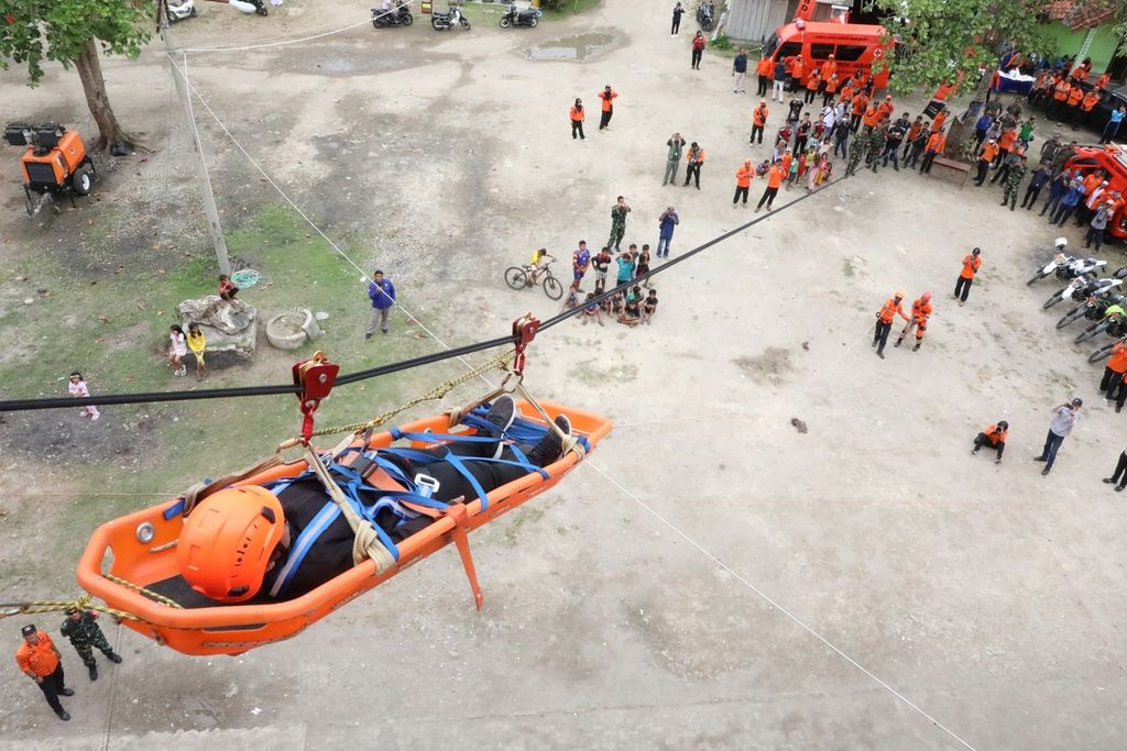 Warga mengikuti simulasi evakuasi bencana menuju Tempat Evakuasi Sementara  Pasar Wisata, Kabupaten Pangandaran, Jawa Barat, Kamis (5/9/2024). Simulasi ini dilakukan BNPB untuk mengedukasi warga agar bersiap menghadapi potensi gempa <i>megathrust</i>.