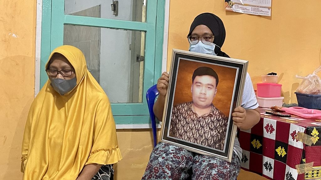 Laila Mulachela (paling kanan) didampingi ibunya Sukmawati (paling kiri) memperlihatkan foto Syech Mulachela (38), kakaknya di kediaman mereka di Kampung Bhineka, Desa Kopang Rembiga, Kecamatan Kopang, Lombok Tengah, Nusa Tenggara Barat, Jumat (21/1/2022). Syech merupakan salah satu korban meninggal dunia dalam kecelakaan kapal pengangkut Pekerja Migran Indonesia non prosedural di perairan Johor, Malaysia, pada pertengahan Desember 2021 lalu.