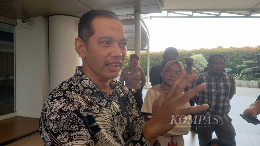Wakil Ketua Komisi Pemberantasan Korupsi Nurul Ghufron memberikan penjelasan kepada wartawan terkait ketidakhadirannya dalam sidang etik Dewan Pengawas KPK pada Kamis (2/5/2024) di Jakarta. 