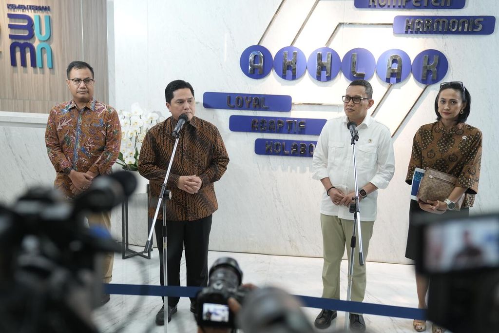 Menteri BUMN Erick Thohir (kedua dari kiri) dan Menteri Perlindungan Pekerja Migran Indonesia (PPMI) Abdul Kadir Karding (kedua dari kanan) saat menyampaikan keterangan pers terkait program kredit usaha rakyat (KUR) untuk pekerja migran di Kementerian BUMN, Jakarta, Rabu (20/11/2024).