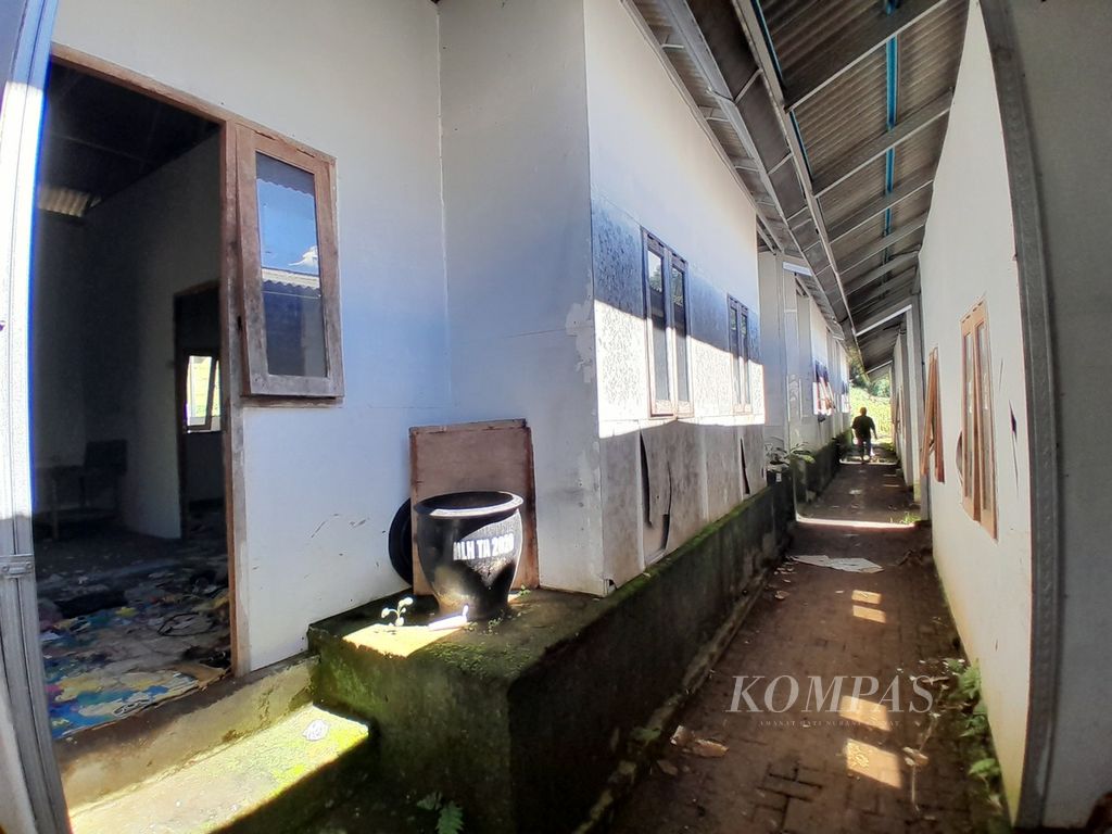 Bangunan hunian sementara yang sebelumnya dimanfaatkan untuk menampung warga terdampak tanah bergerak di belakang gedung SD-SMP Satu Atap di Dusun Brau, Desa Gunungsari, Kecamatan Bumiaji, Kota Batu, Jawa Timur, pada 2021 lalu, Minggu (19/3/2024).
