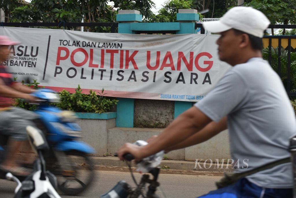 Sebuah spanduk ajakan melawan politik uang yang dipasang di sepanjang Jalan Ceger Raya, Pondok Aren, Tangerang Selatan, Banten, Kamis (5/3/2020).
