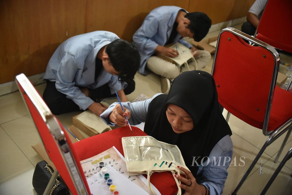 Peserta antusias mengikuti kegiatan menulis aksara Ulu dalam <i>workshop</i> ”Merawat Aksara Ulu Sumatera Selatan” di Perpustakaan Daerah Sumsel, Palembang, Selasa (31/10/2023). 