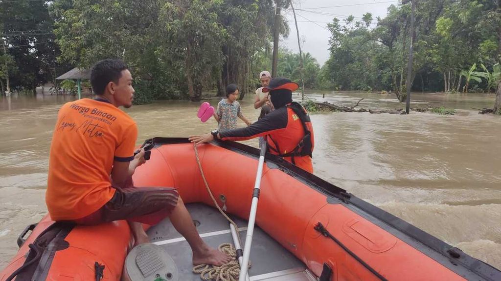 The Basarnas Lampung team evacuated residents who were trapped in floods in Central Lampung and Tulang Bawang regencies, Lampung on Thursday (9/3/2023).