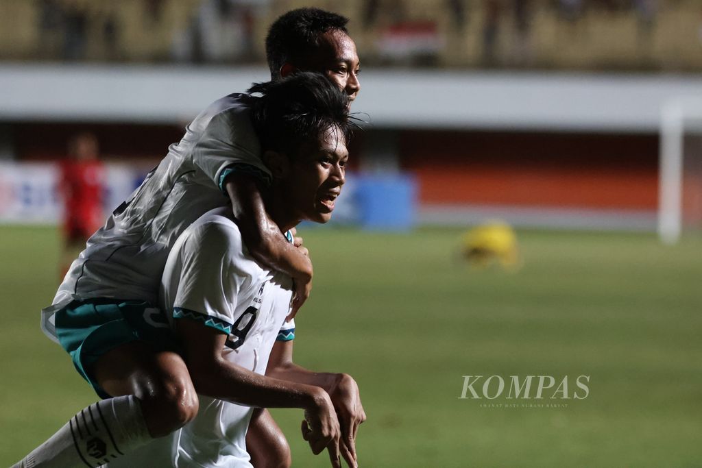 Pemain Tim Indonesia U-16 Muhammad Qaisy Bin Noranzor (kanan) merayakan keberhasilannya mencetak gol dalam pertandingan melawan Tim Singapura U-16 pada laga Piala AFF U-16 di Stadion Maguwoharjo, Sleman, DI Yogyakarta, Rabu (3/8/2022). Laga itu dimenangi Indonesia dengan skor 9-0.