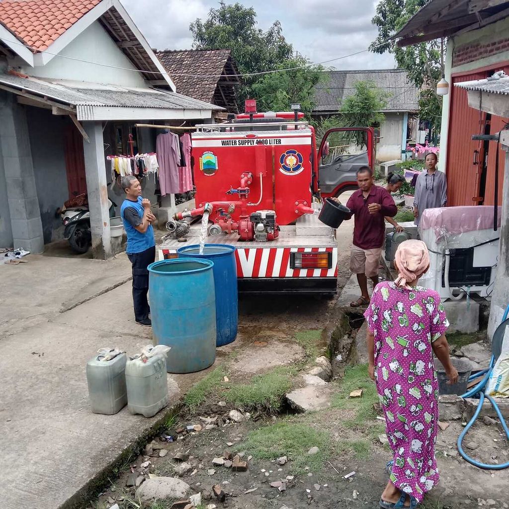 Warga korban banjir di Lampung Selatan menerima bantuan air bersih dari petugas Dinas Pemadam Kebakaran dan Penyelamatan Lampung Selatan, Senin (31/10/2022).