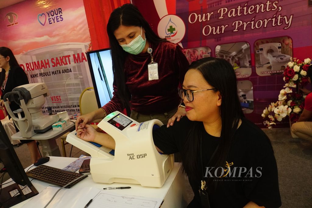 Seorang warga memeriksakan tekanan darahnya di gerai milik RSUD Sulawesi Utara dalam acara Pameran Medis dan Pariwisata Kesehatan Indonesia 2023, Jumat (4/8/2023), di Manado, Sulawesi Utara.