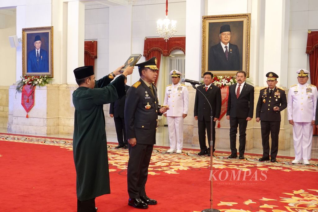 Jenderal Agus Subiyanto mengucapkan sumpah jabatan sebagai Panglima TNI di Istana Negara, Jakarta, Rabu (22/11/2023). 