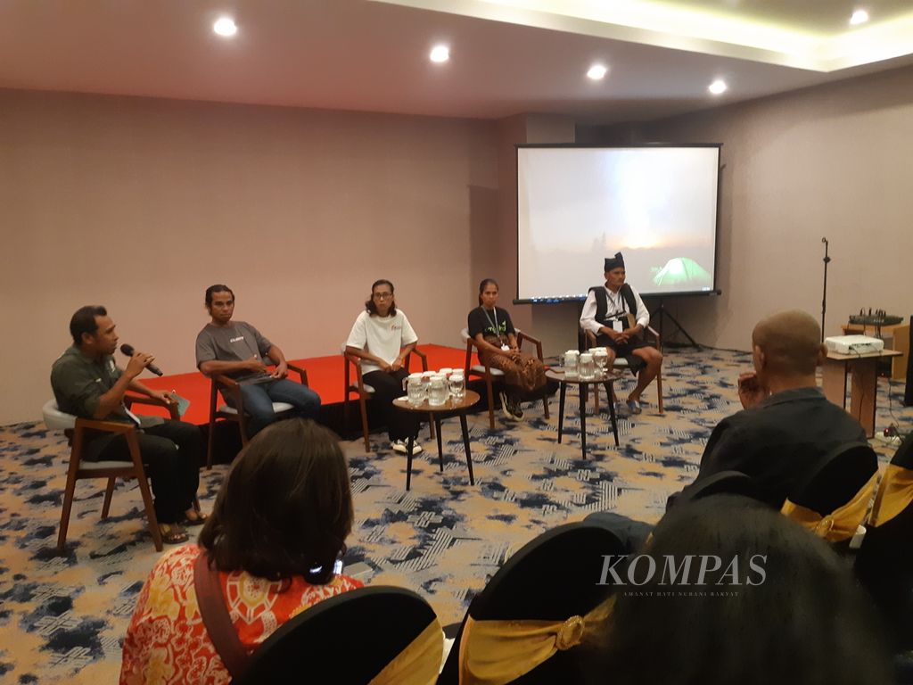 Suasana diskusi terkait aksi adaptasi terhadap perubahan iklim yang berdampak pada kerusakan lingkungan dan ketersediaan pangan. Diskusi berlangsung di Kota Kupang, Nusa Tenggara Timur, pada Kamis (27/7/2023) malam.