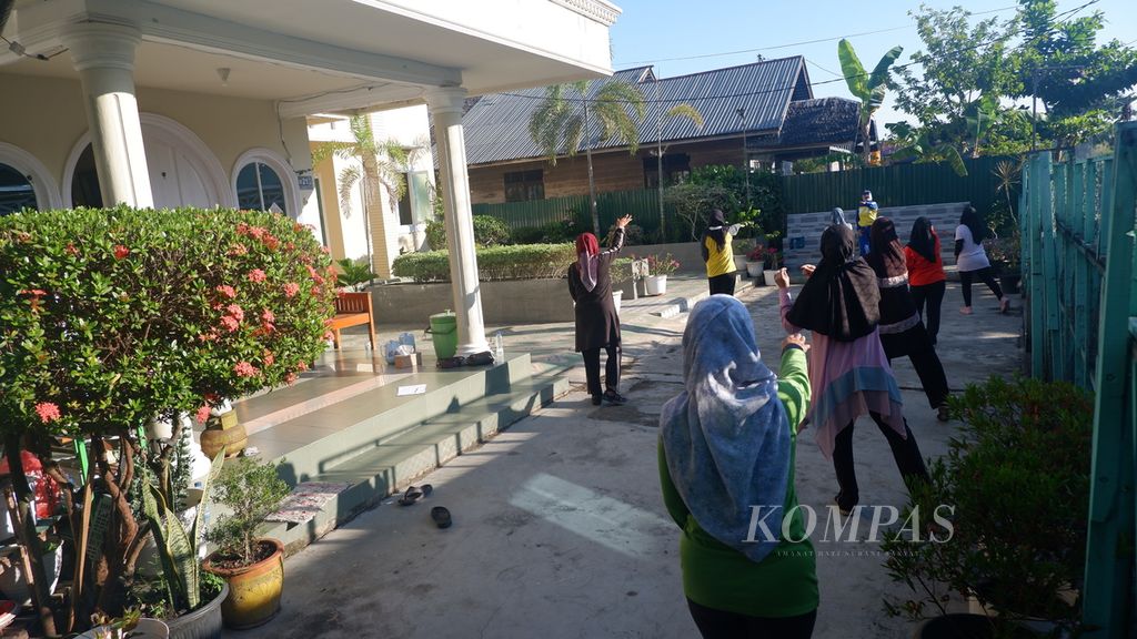 Para ibu berolahraga senam di halaman rumah warga di Gang Sawanah, Kelurahan Banua Anyar, Kecamatan Banjarmasin Timur, Kota Banjarmasin, Kalimantan Selatan, Minggu (11/6/2023).